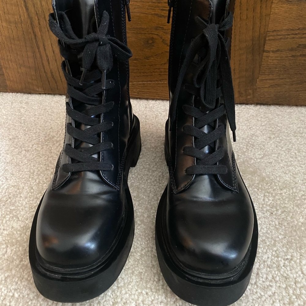 Beautiful Lace Fashion Boot in Black color